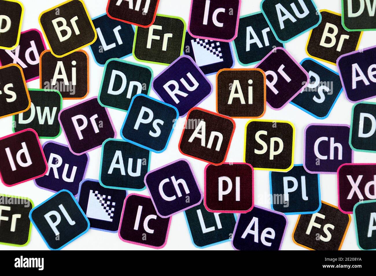 KHARKOV, UCRAINA - 26 DICEMBRE 2020: Loghi cartacei dei più diffusi prodotti adobe su sfondo bianco. Photoshop Illustrator ponte indesign premierepr Foto Stock