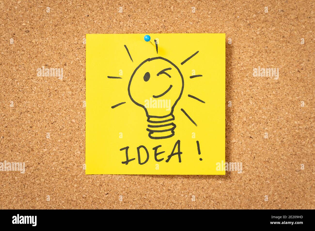 nota adesiva gialla con lampadina e messaggio idea Foto Stock