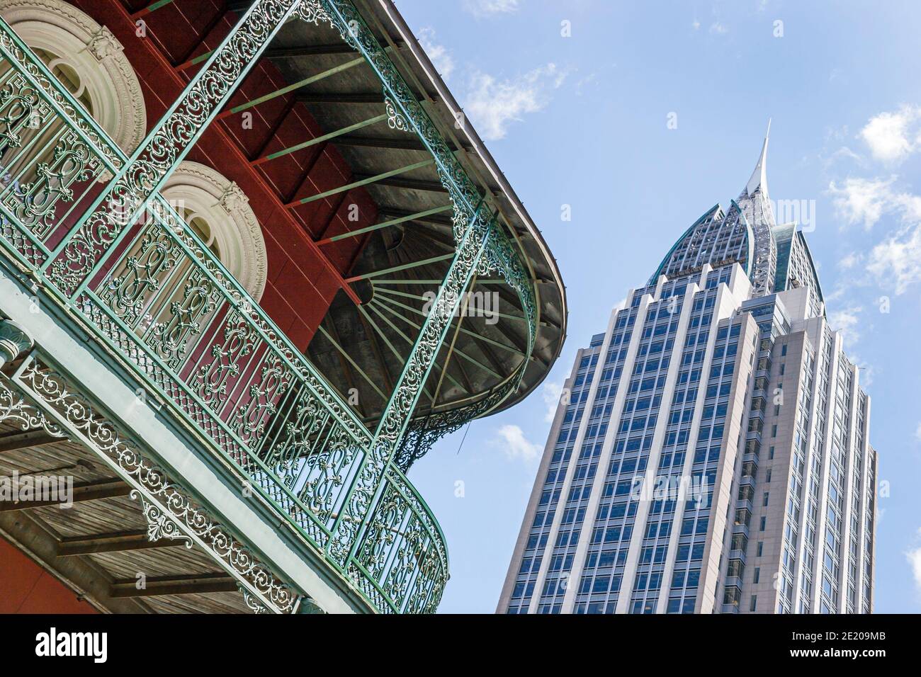 Alabama Mobile Lower Dauphin Street - distretto storico, Royal Street - balcone con ringhiera in ferro battuto, grattacielo RSA Battle House Tower, Foto Stock