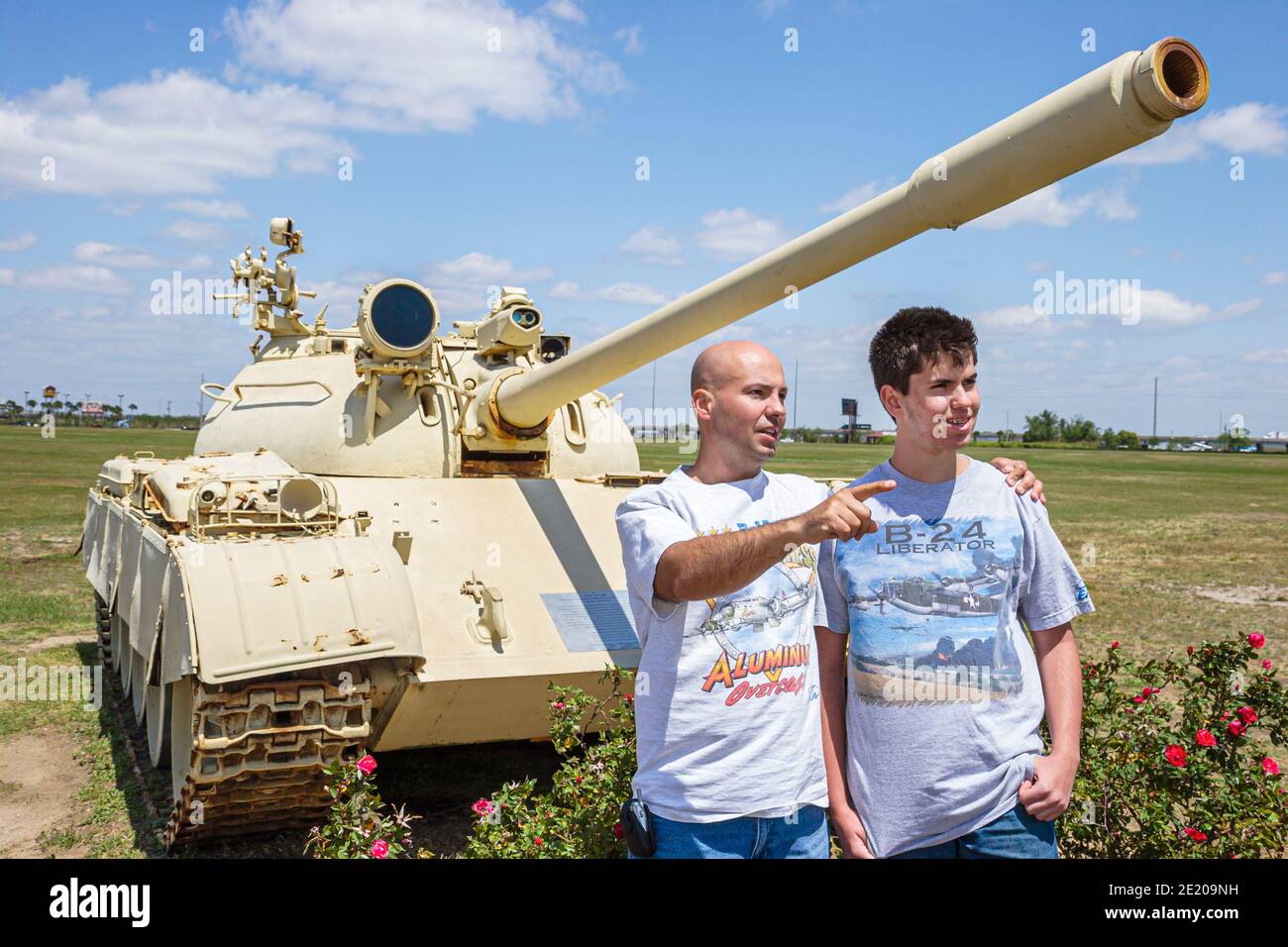 Alabama Mobile USS Alabama Battleship Memorial Park, mostre militari Tank man padre figlio teen teen teenager boy pointing, Foto Stock