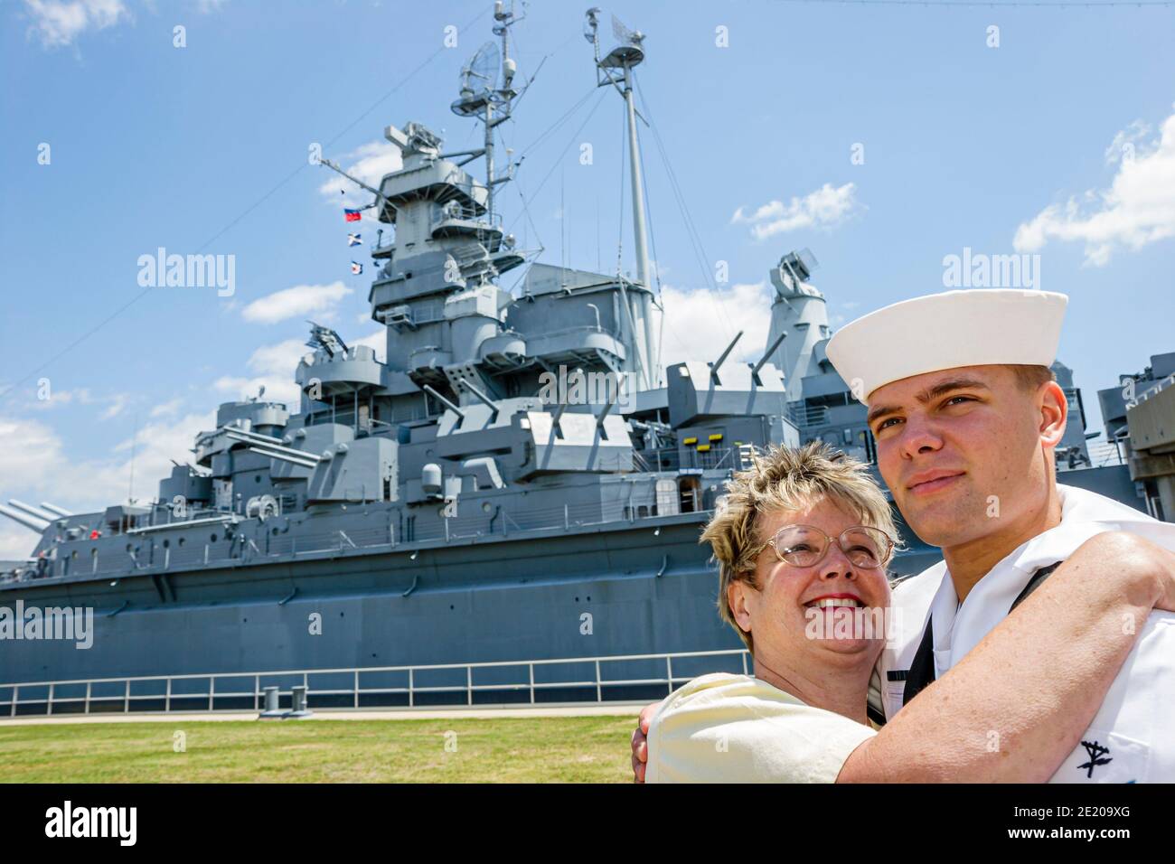 Alabama Mobile USS Alabama Battleship Memorial Park, mostre militari uomo marinaio donna madre abbraccio, Foto Stock