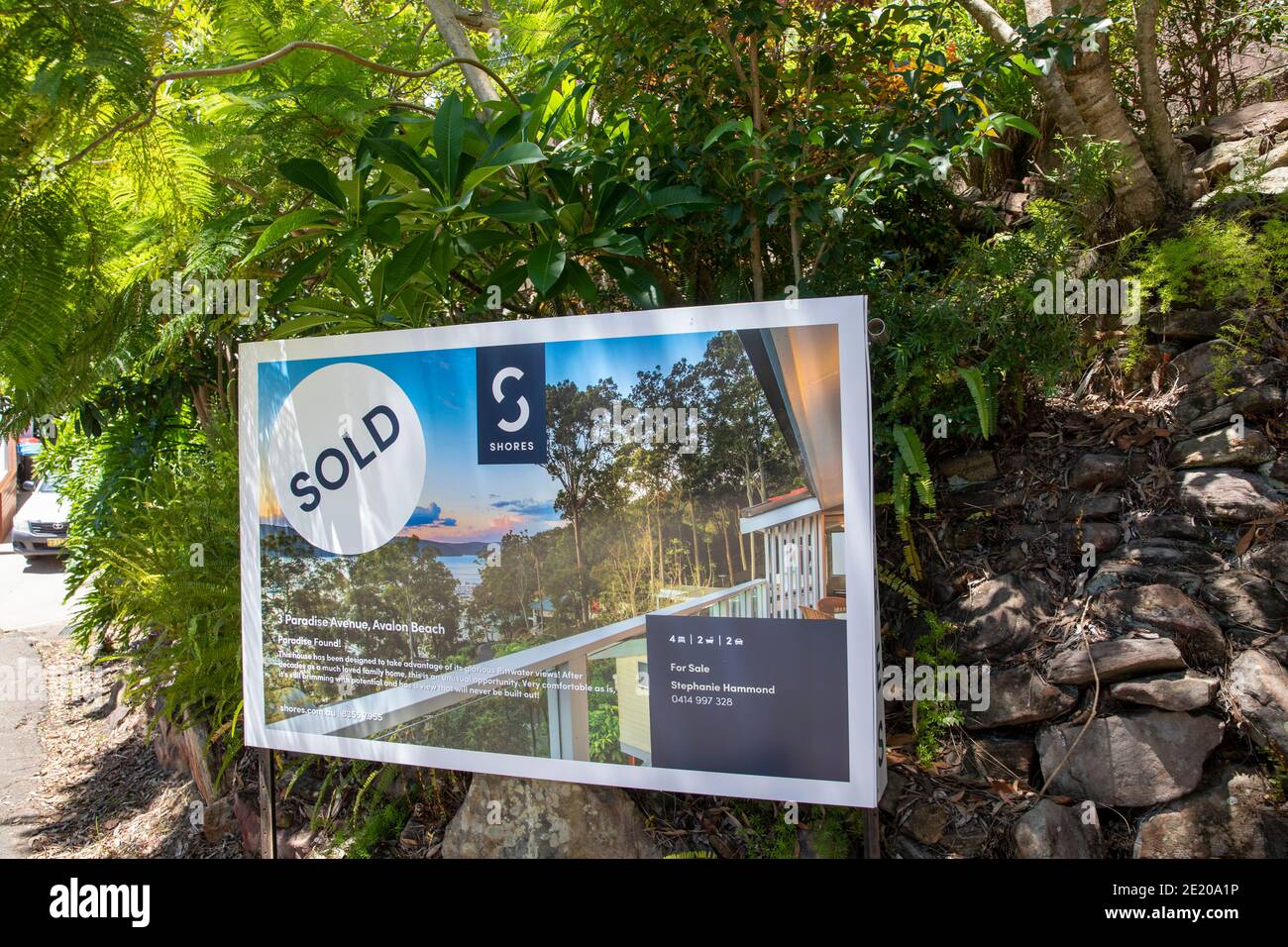 Casa venduta in Avalon Beach Sydney, con agenzia immobiliare bordo esterno mostrando la casa è venduto, Sydney, Australia Foto Stock