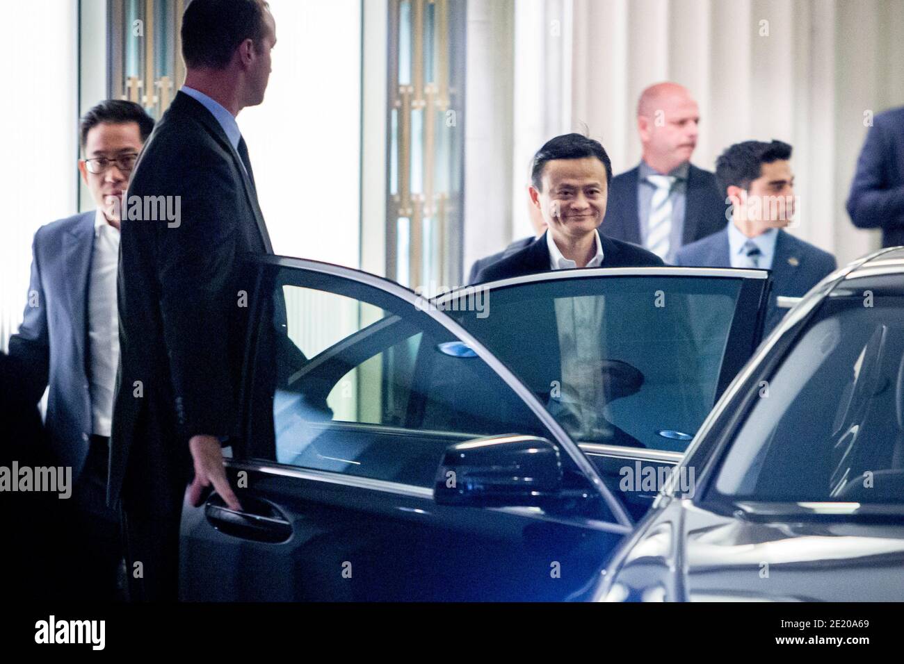 Il co-fondatore e ufficiale esecutivo di Alibaba, Jack ma, sulla sua strada nella sua limousine dopo l'offerta pubblica iniziale - IPO - è stato tenuto al Waldorf Astoria Hotel a New York. Foto Stock