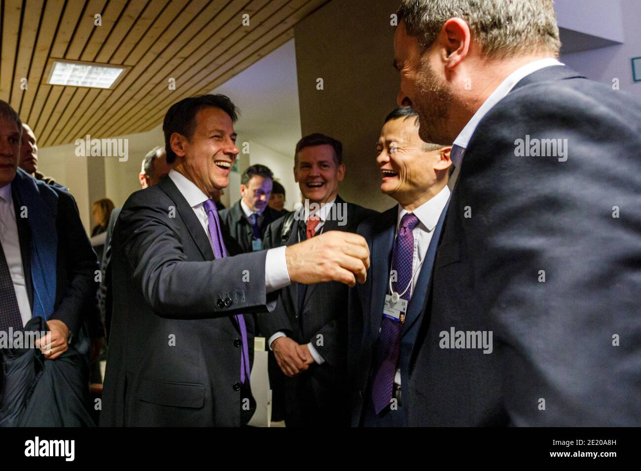 Il primo Ministro italiano, Giunppe conti, con il co-fondatore di Alibaba Jack ma e il primo Ministro lussemburghese Xavier Bettel, il terzo giorno del Forum economico Mondiale di Davos. Foto Stock