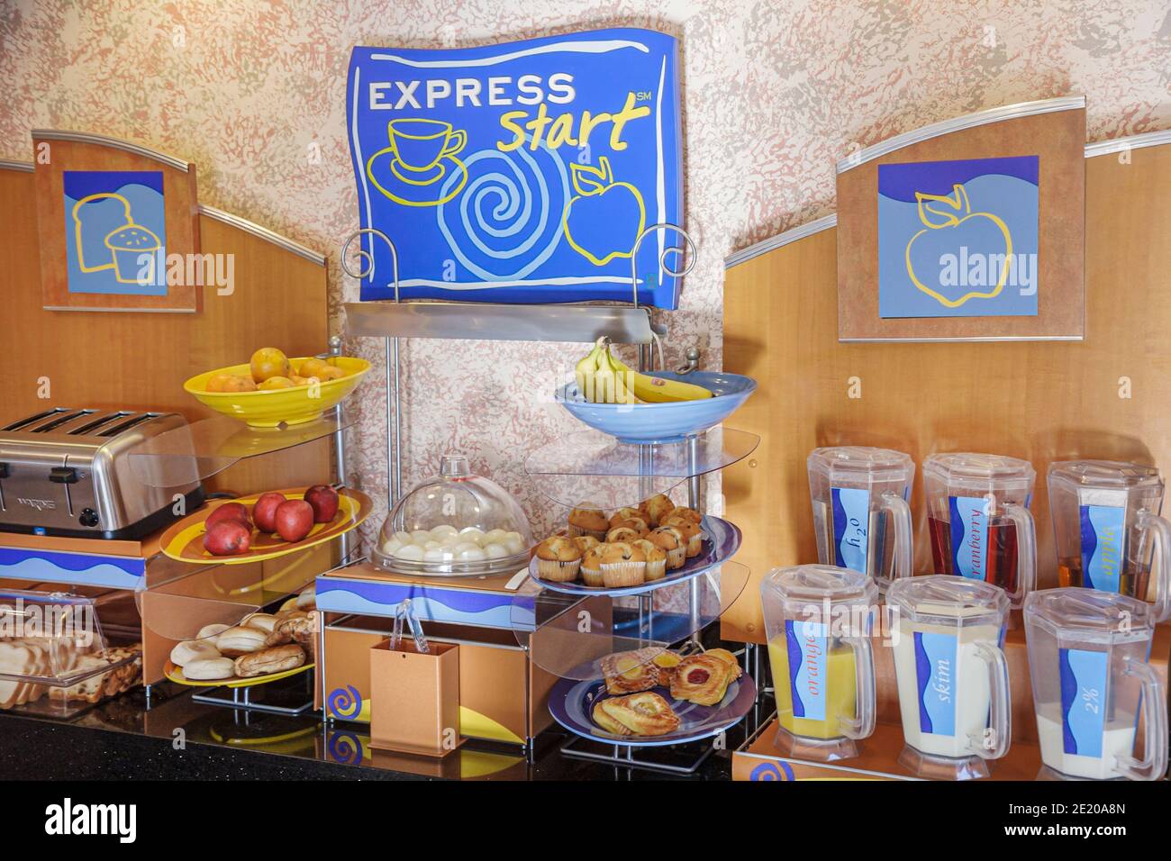Alabama Monroeville Holiday Inn Express hotel motel sala colazione, self-service servizio buffet cibo in stile tutto quello che si può mangiare, Foto Stock