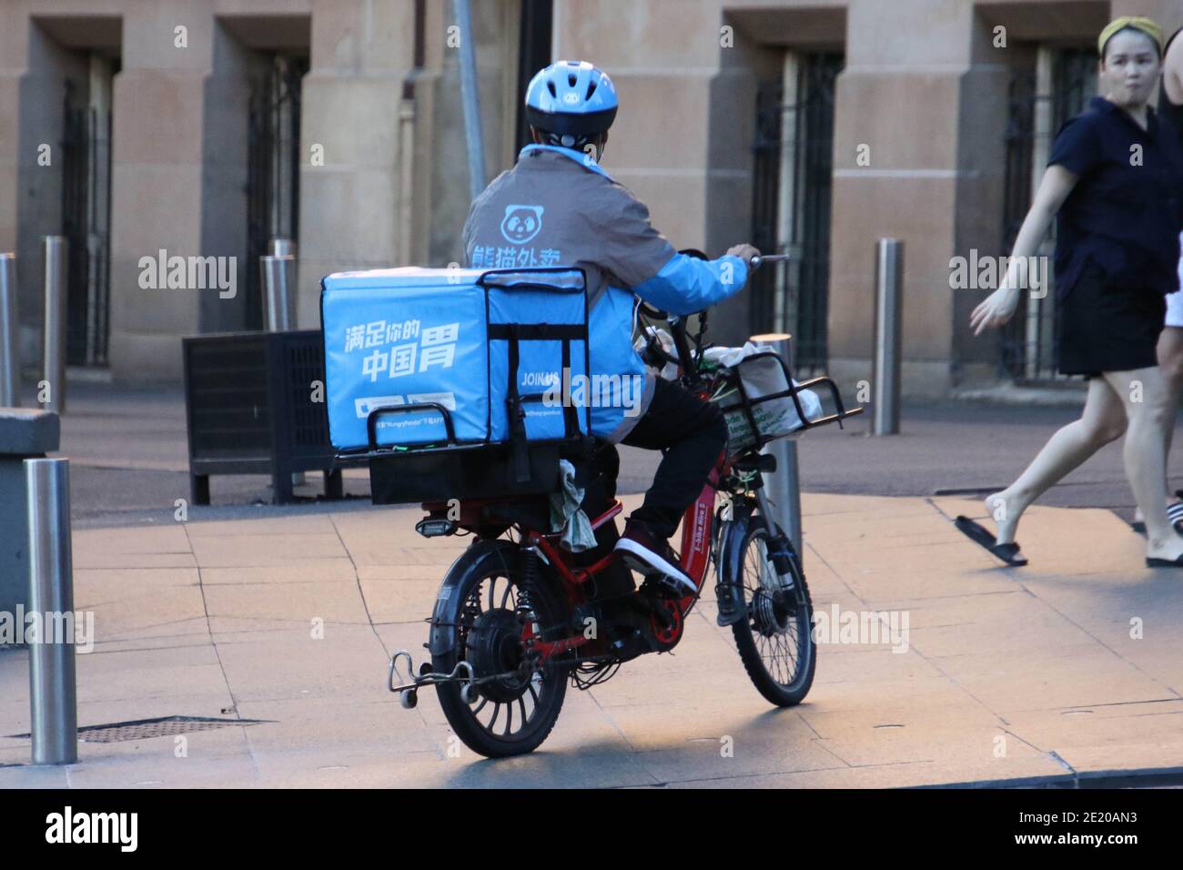 Sydney, Australia. 10 gennaio 2021. Un affamato pilota Panda cibo consegna su Dixon Street a Sydney, NSW, Australia Credit: Carota / Alamy Live News Foto Stock