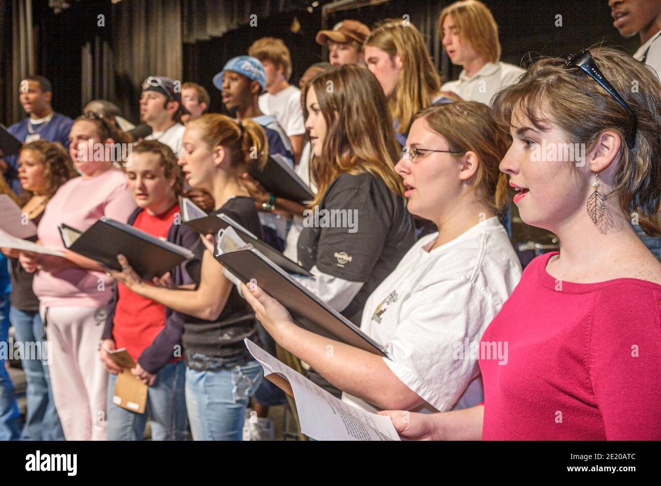 Alabama Monroeville Alabama Southern Community College campus James Nettles Auditorium, studenti coro pratica prove cantando donne femmina Foto Stock