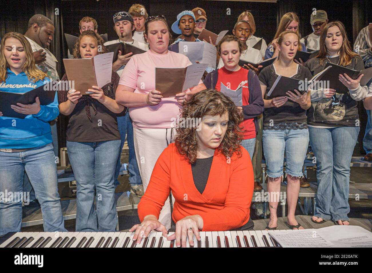 Alabama Monroeville Alabama Southern Community College campus James Nettles Auditorium, studenti coro pratica prove cantando donne uomini fe Foto Stock