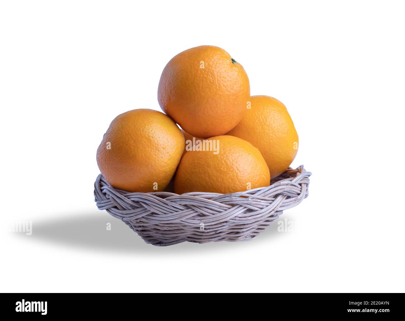 Le arance si raggruppano nel cesto di legno sullo sfondo bianco con tracciati di ritaglio. Molti tipi di arance possono essere mangiati. La frutta è agrodolce o dolce. Spesso Foto Stock