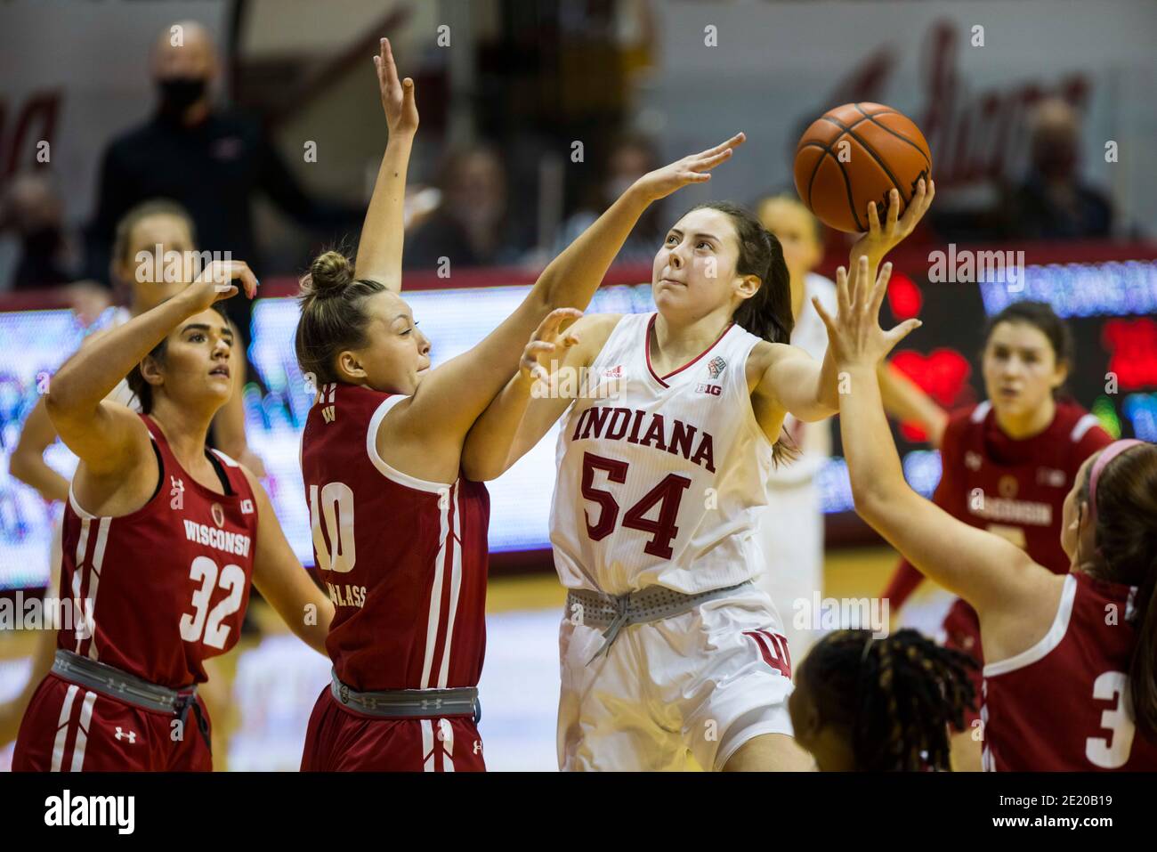 Bloomington, Stati Uniti. 10 gennaio 2021. IU's Mackenzie Holmes (54) gioca contro il Wisconsin durante la partita di basket femminile NCAA presso Assembly Hall. Gli Hoosiers vincono contro i badgers 74-49. Credit: SOPA Images Limited/Alamy Live News Foto Stock