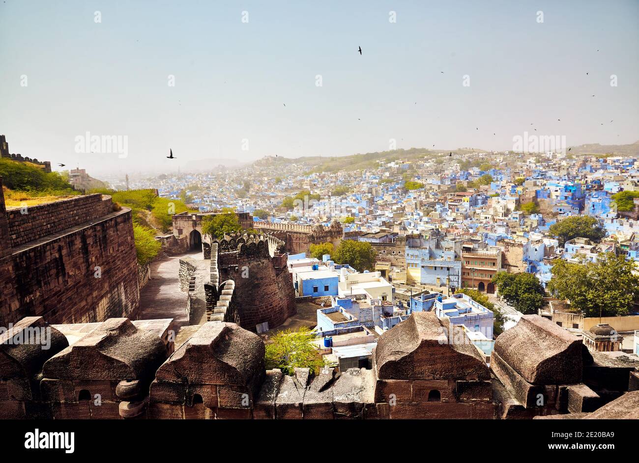 Mehrangarh forte pareti e torri contro Blue City vista in Jodhpur, Rajasthan, India Foto Stock