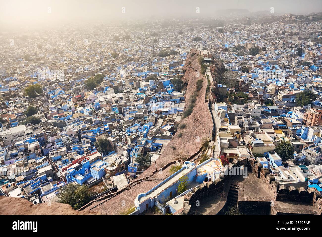 Vista aerea della città blu dal forte Mehrangarh a Jodhpur, Rajasthan, India Foto Stock