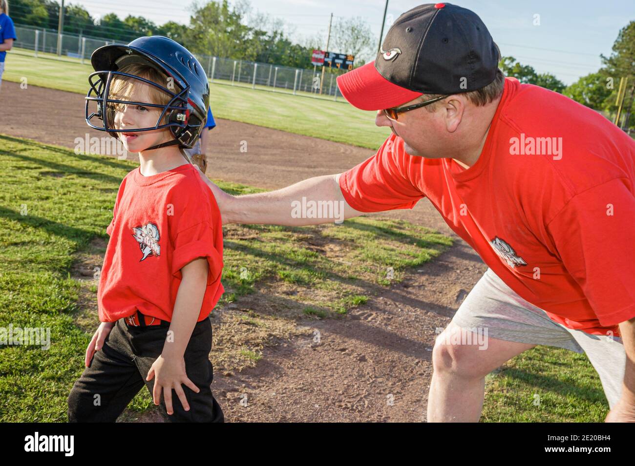 Alabama Troy Sportsplex Little League baseball, uomo uomo allenatore ragazza base runner, Foto Stock
