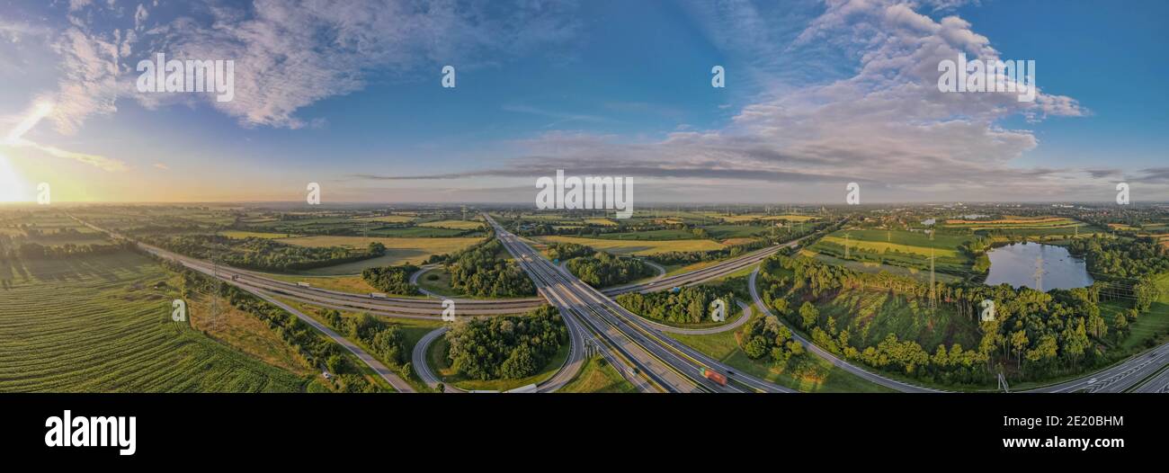 Vista aerea del ponte autostradale tedesco A7, vicino a Rendsburg, Germania. Foto Stock