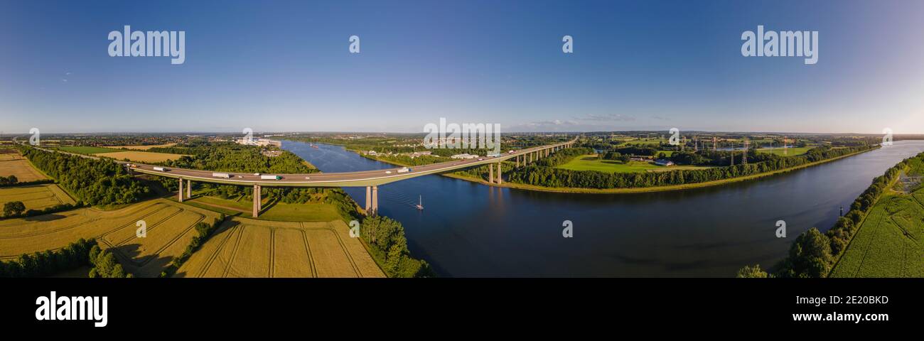 Vista aerea del ponte autostradale tedesco A7, vicino a Rendsburg, Germania. Foto Stock
