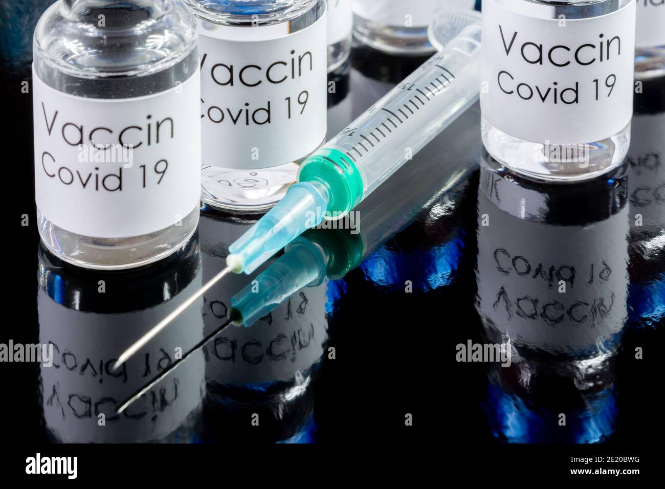 Flaconcini di vaccino contro Covid-19 in Francia, e siringa Foto Stock