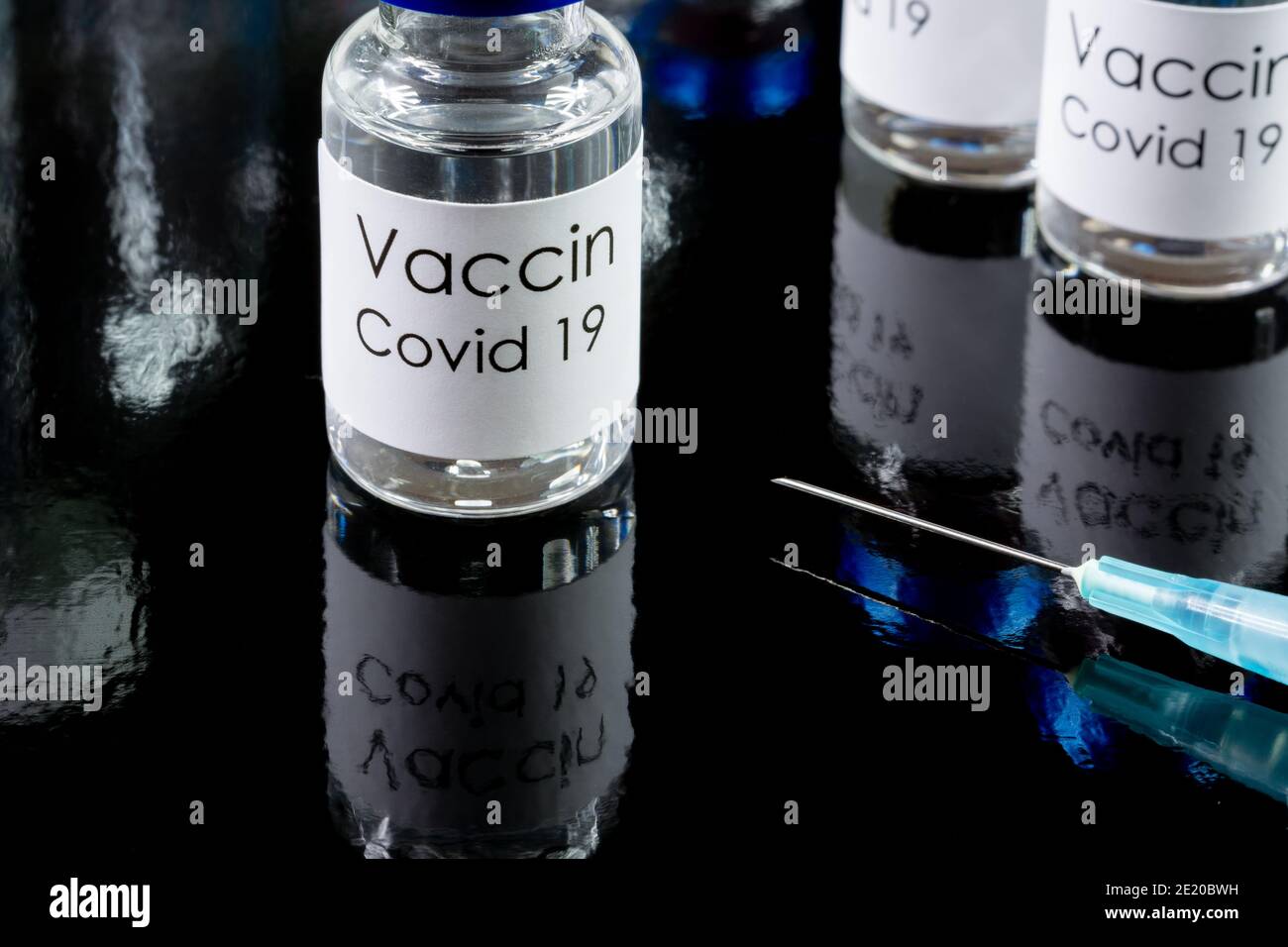 Flaconcini di vaccino contro Covid-19 in Francia, e siringa Foto Stock