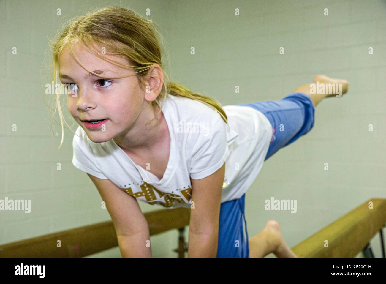 Alabama Dothan Westgate Park Recreation Center centro di ginnastica classe, ragazza bilanciamento trave, Foto Stock