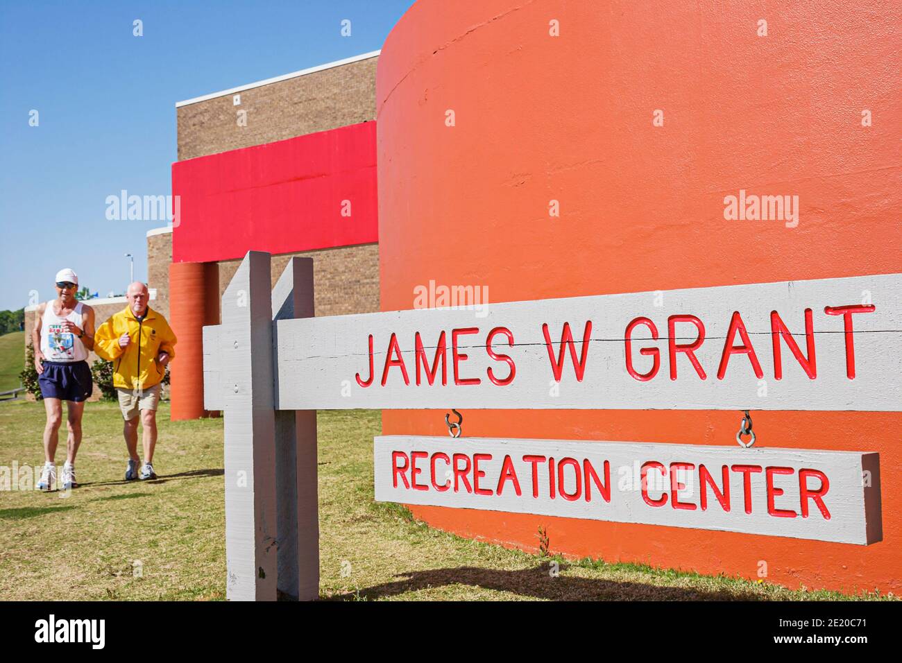 Alabama Dothan James W. Grant Recreation Center, centro ricreativo per uomini che corrono fuori dall'esterno, Foto Stock