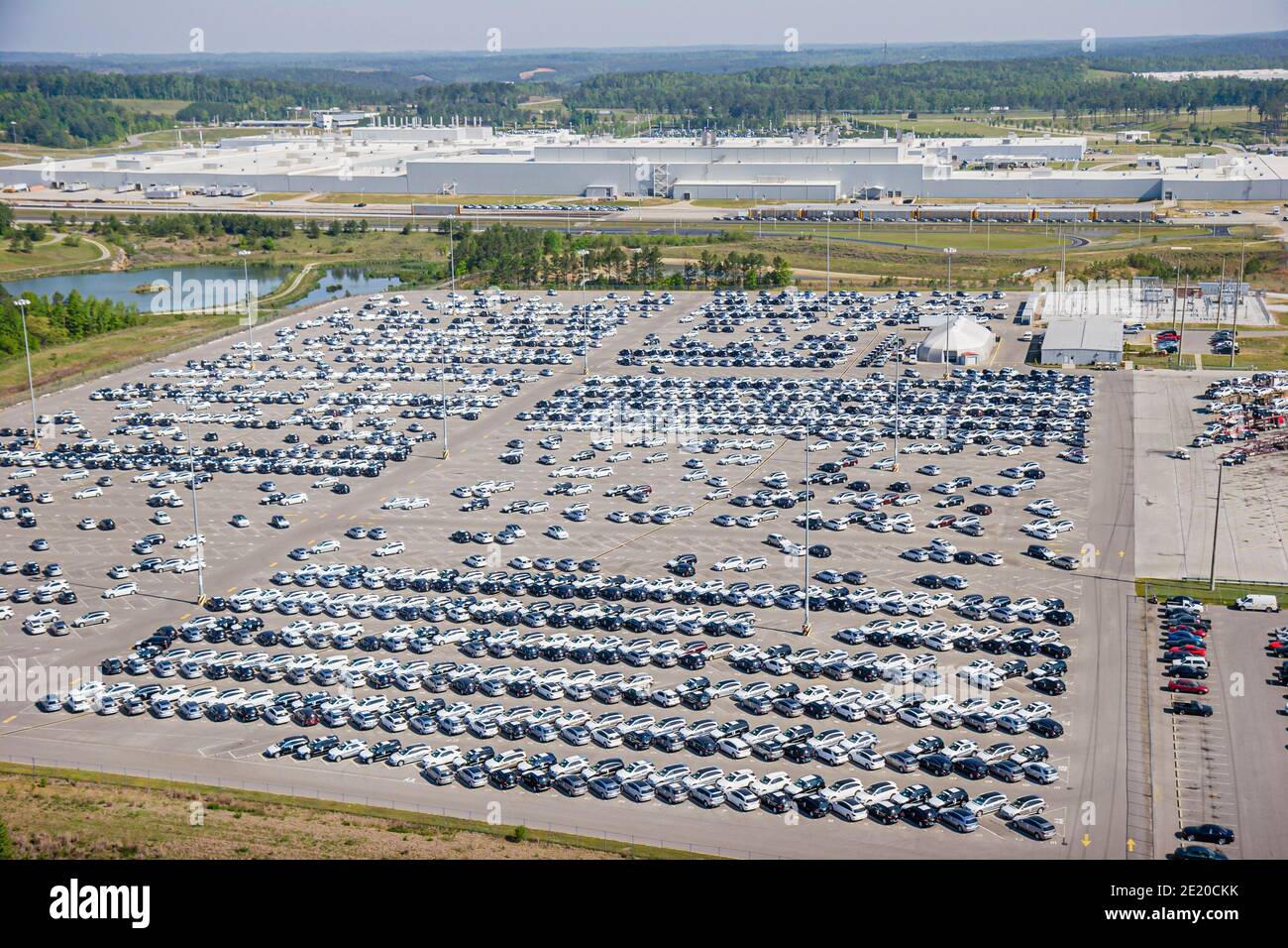 Alabama Vance Mercedes Benz stabilimento tedesco di produzione SUV, vista aerea dall'alto parcheggio dei nuovi veicoli, Foto Stock