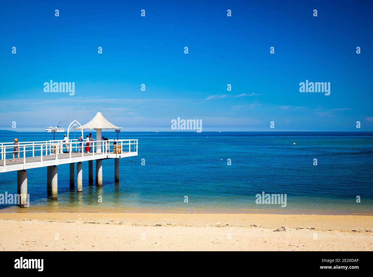 Una vista di Angelo Fusaki Pier e Fusaki spiaggia sulla costa sud-ovest di Isola di Ishigaki Island (Isola di Ishigaki-jima), Prefettura di Okinawa, Isole Yaeyama, Giappone. Foto Stock