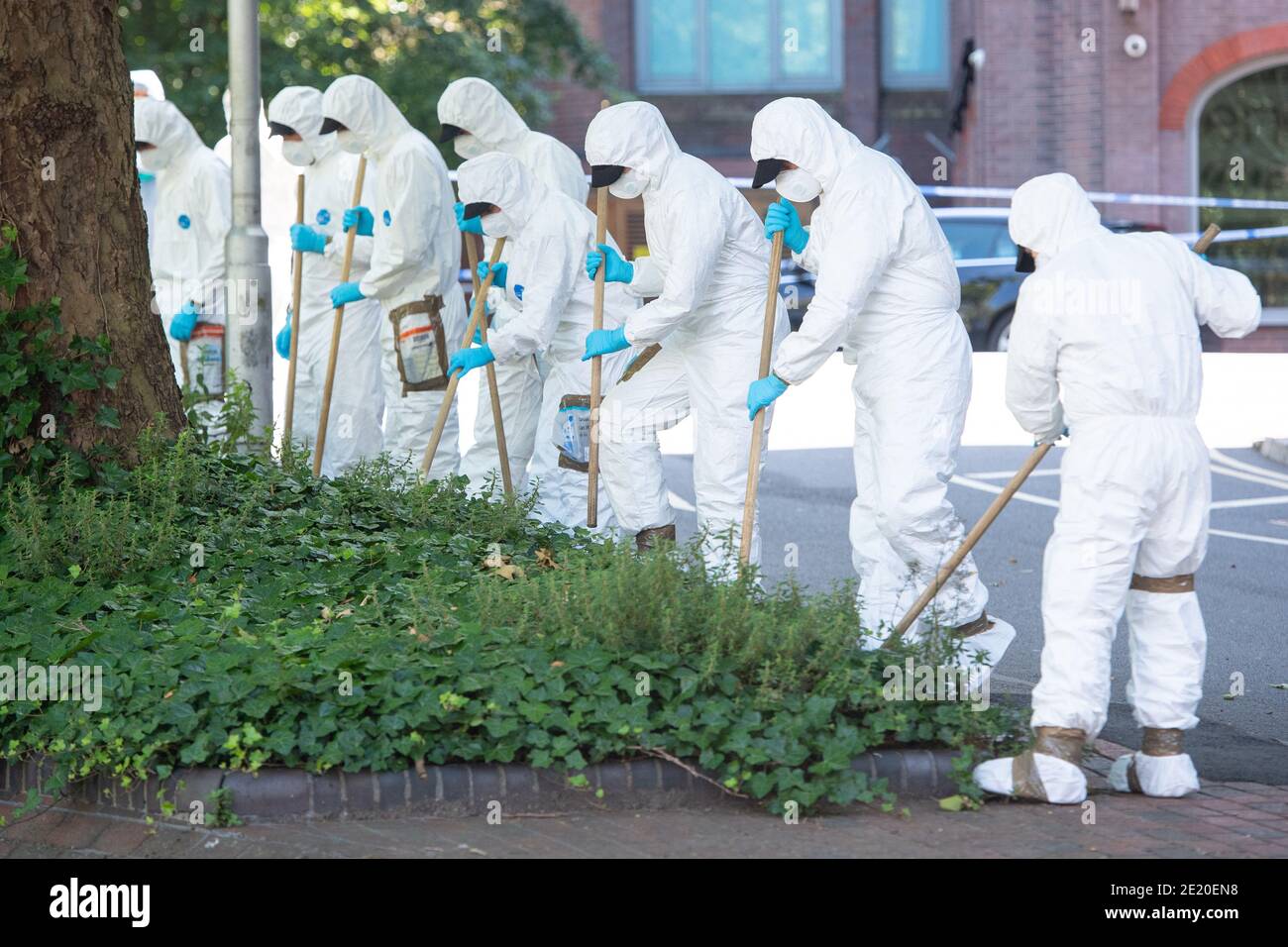 File foto datata 22/06/20 di ufficiali di polizia forense che effettuano una ricerca nei pressi di Forbury Gardens, nel centro della città di Reading, dopo che Khairi Saadallah ha lanciato un baldoria di due minuti. Saadallah, che 'ha giustiziato' tre uomini in un parco e ha ferito altri tre, potrebbe essere condannato a vita intera quando sarà condannato lunedì all'Old Bailey dal sig. Justice Sweeney. Foto Stock