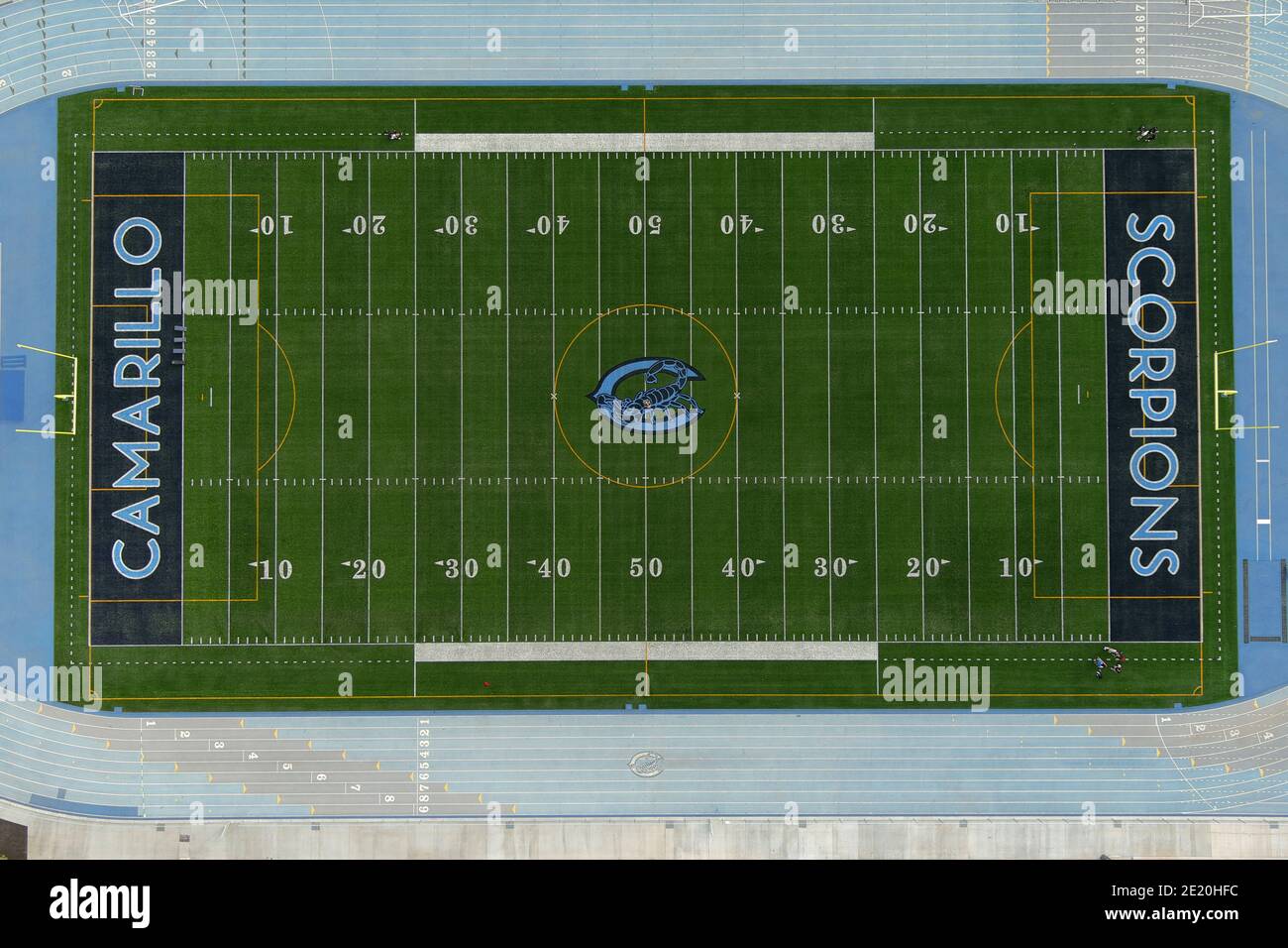 Una veduta aerea del campo di calcio della Scuola superiore Adolfo Camarillo e del logo Scorpions a Midfield mercoledì 6 gennaio 2021, a Camarillo, California. Foto Stock