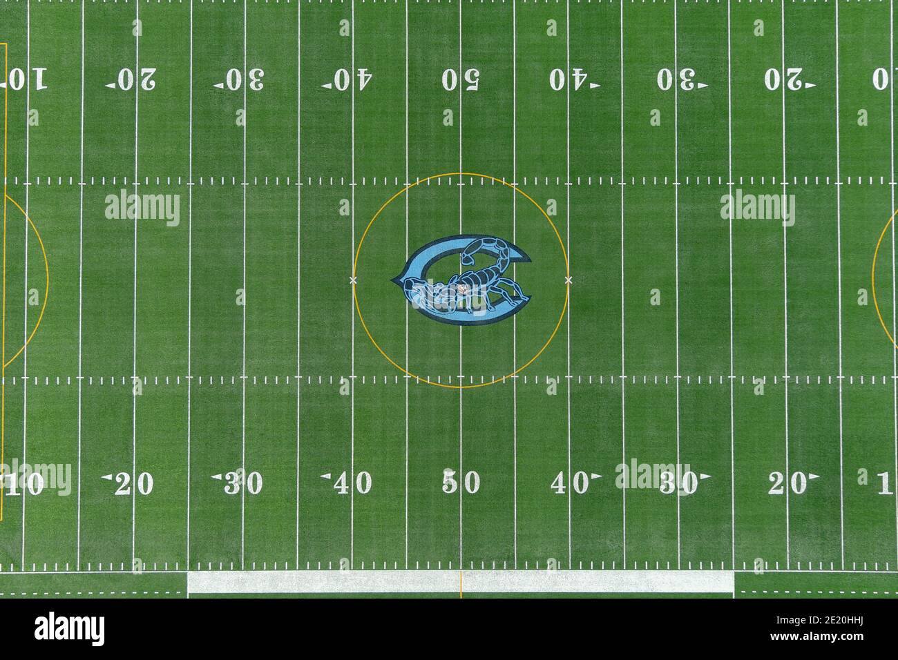 Una veduta aerea del campo di calcio della Scuola superiore Adolfo Camarillo e del logo Scorpions a Midfield mercoledì 6 gennaio 2021, a Camarillo, California. Foto Stock