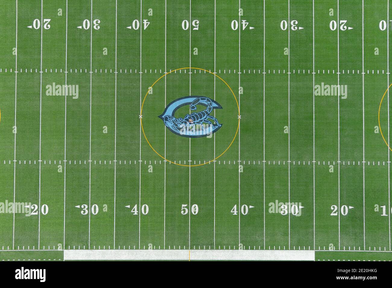 Una veduta aerea del campo di calcio della Scuola superiore Adolfo Camarillo e del logo Scorpions a Midfield mercoledì 6 gennaio 2021, a Camarillo, California. Foto Stock