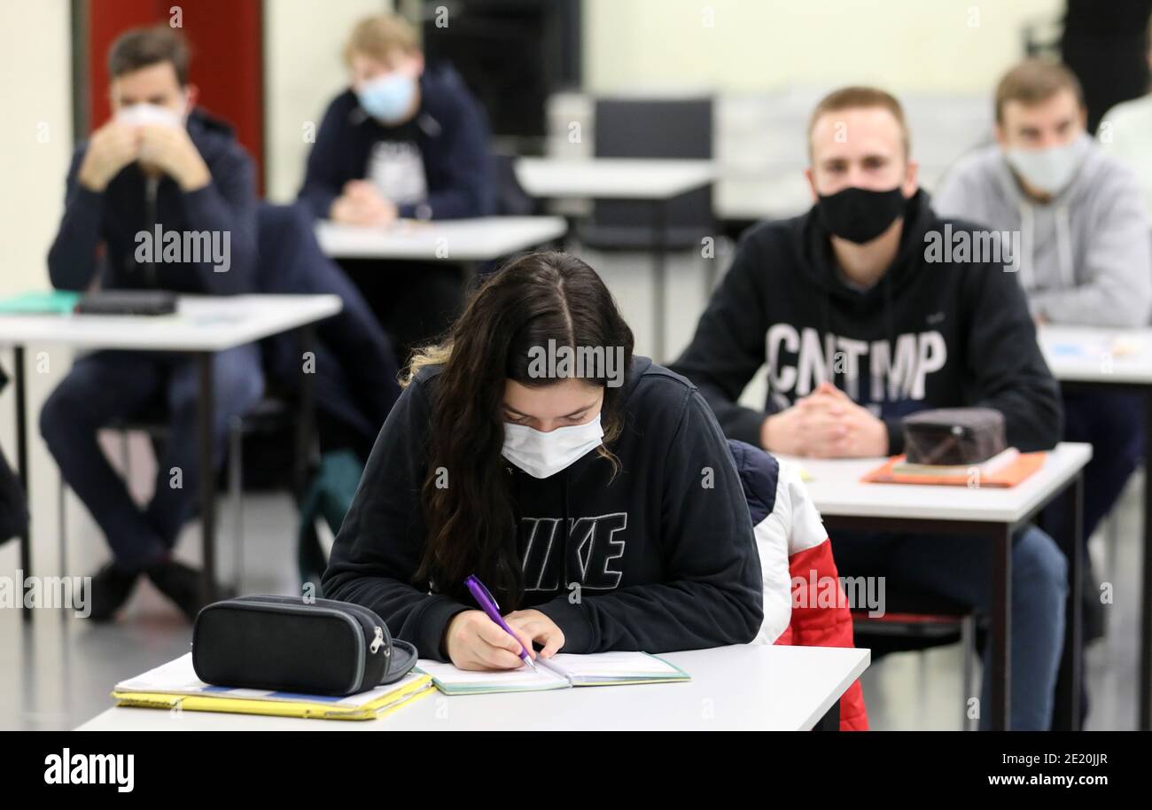 Rostock, Germania. 11 Gennaio 2021. Nell'auditorium del Innerstädtisches Gymnasium ISG, dopo le vacanze inizia un corso di inglese di 12° grado. Migliaia di studenti delle classi di laurea del Meclemburgo-Vorpommern possono tornare a scuola dal 11.01.2021. Credit: Bernd Wüstneck/dpa-Zentralbild/dpa/Alamy Live News Foto Stock