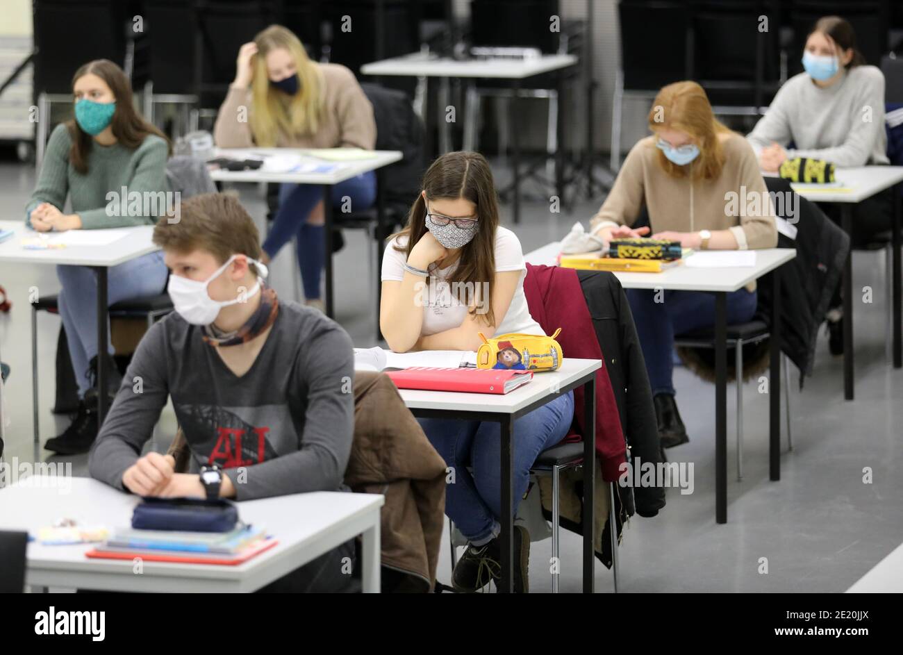 Rostock, Germania. 11 Gennaio 2021. Nell'auditorium del Innerstädtisches Gymnasium ISG, dopo le vacanze inizia un corso di inglese di 12° grado. Migliaia di studenti delle classi di laurea del Meclemburgo-Vorpommern possono tornare a scuola dal 11.01.2021. Credit: Bernd Wüstneck/dpa-Zentralbild/dpa/Alamy Live News Foto Stock