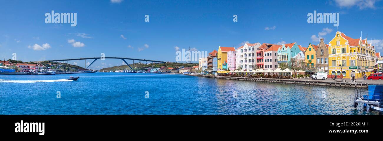 Il Kon. Il ponte Julianabrug e il panoramico lato di Punda del porto di Willemstad, un simbolo nazionale di Curacao. Tre immagini sono state combinate per questo pano Foto Stock