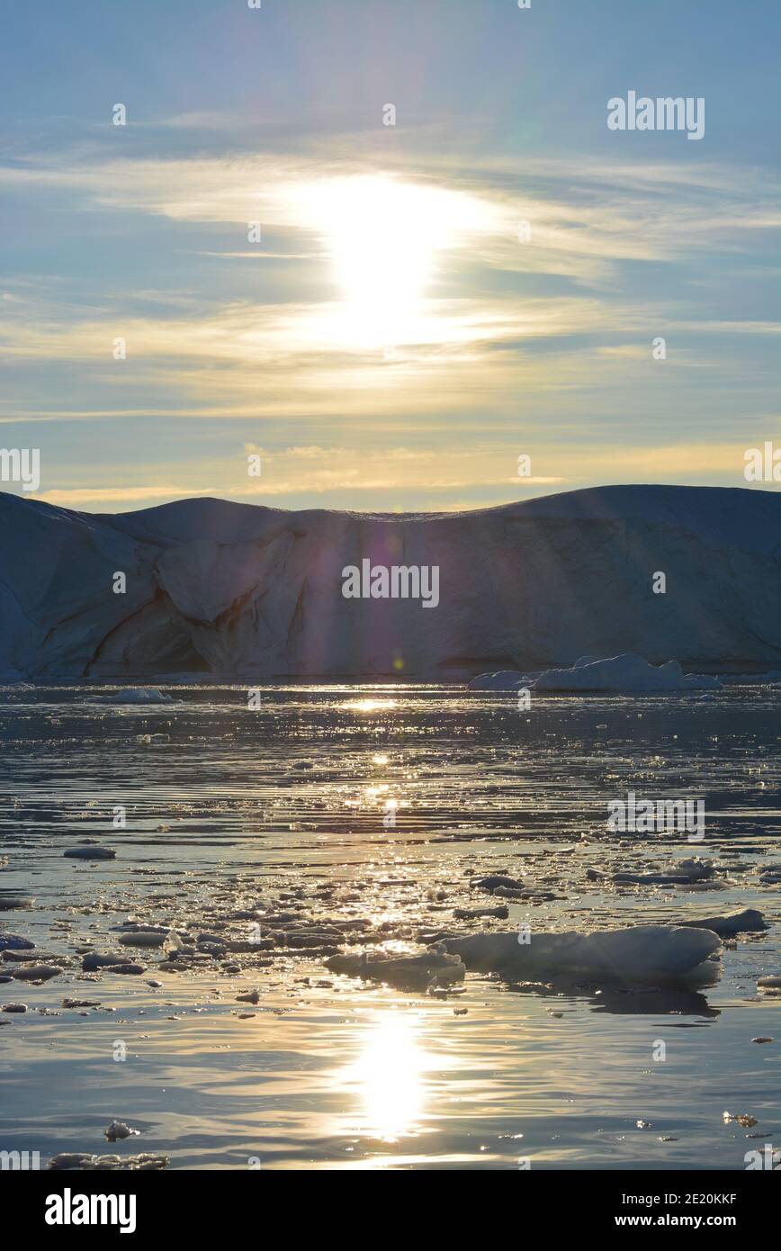 Bellissimi iceberg enormi nella baia di Disko, Ilulissat icefjord al sole di mezzanotte a luglio, patrimonio mondiale dell'UNESCO influenzato dal cambiamento climatico Foto Stock