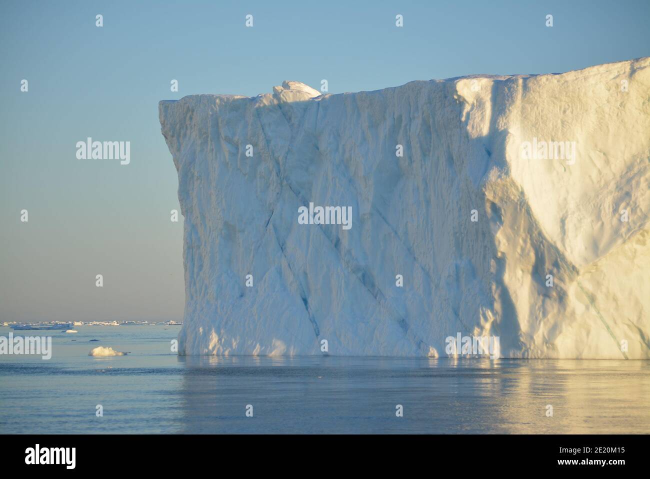 Bellissimi iceberg enormi nella baia di Disko, Ilulissat icefjord al sole di mezzanotte a luglio, patrimonio mondiale dell'UNESCO influenzato dal cambiamento climatico Foto Stock