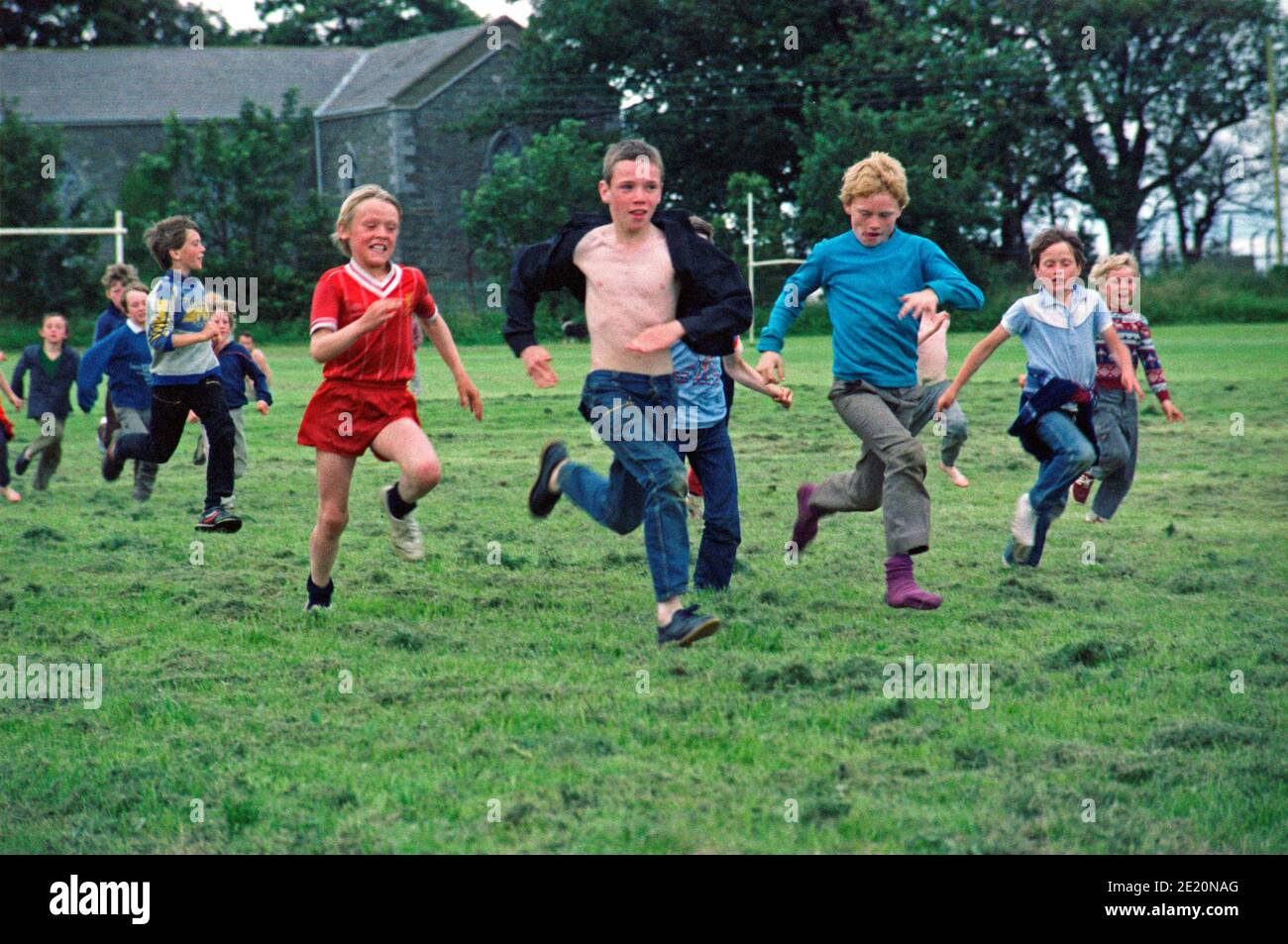 Kinder spielen auf dem Gelände von Sunshine House, historische Aufnahme, 18. Juli 1986, Balbriggan, County Dublin, Republik Irland | bambini che giocano sui terreni della Sunshine House, 18 luglio 1986, Balbriggan, County Dublin, Repubblica d'Irlanda Foto Stock