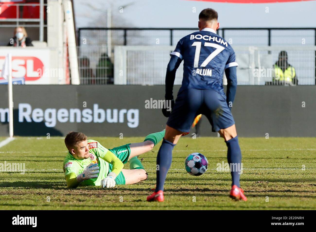 Regensburg, Germania. 10 gennaio 2021. Firo: 10.01.2021, calcio, 2. Bundesliga, stagione 2020/2021, 15° giorno, Jahn Regensburg - VFL Bochum, Alexander Meyer, Jahn Regensburg, Regensburg, Jahn, Danny Blum, VFL Bochum, Bochum, VFL, Goalchance, | Use Worldwide Credit: dpa/Alamy Live News Foto Stock