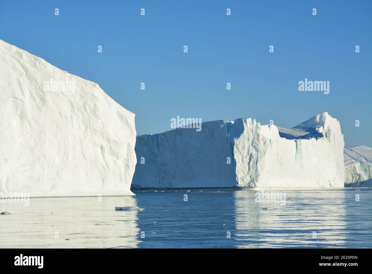 Enormi iceberg nella baia di Disko, Ilulissat icefjord al sole di mezzanotte nel mese di luglio, patrimonio mondiale dell'UNESCO influenzato dal cambiamento climatico Foto Stock