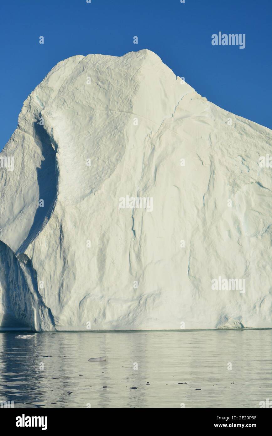 Enormi iceberg nella baia di Disko, Ilulissat icefjord al sole di mezzanotte nel mese di luglio, patrimonio mondiale dell'UNESCO influenzato dal cambiamento climatico Foto Stock