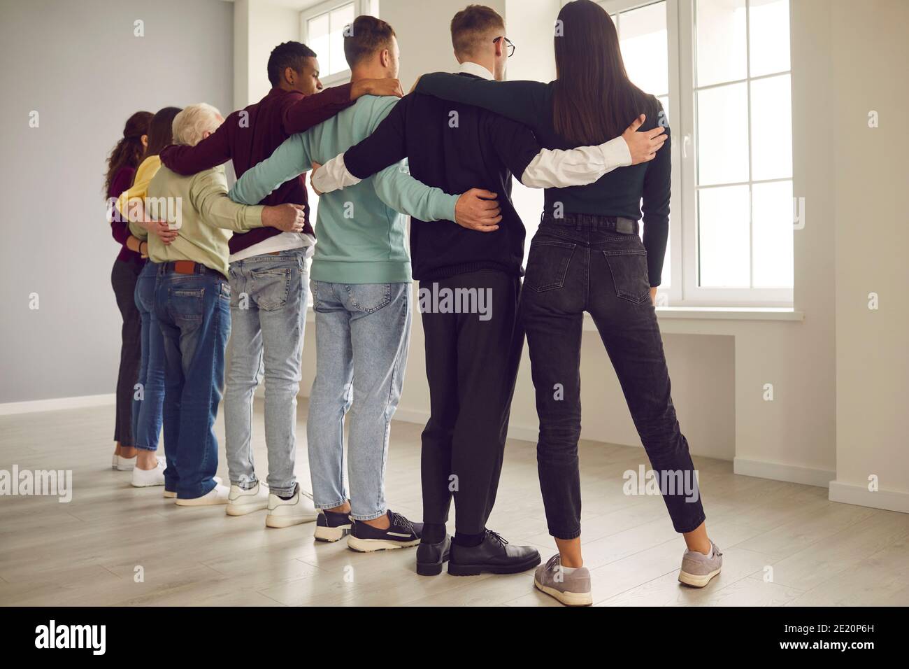 Team di diversi colleghi o membri della comunità che si sentono forti e. pronti a sostenersi Foto Stock