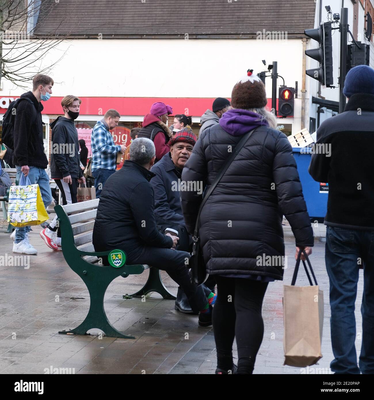 Londra UK, Group of People Shopping Some Weating maschere facciali protettive durante Covid-19 Pandemiic restrizioni Foto Stock