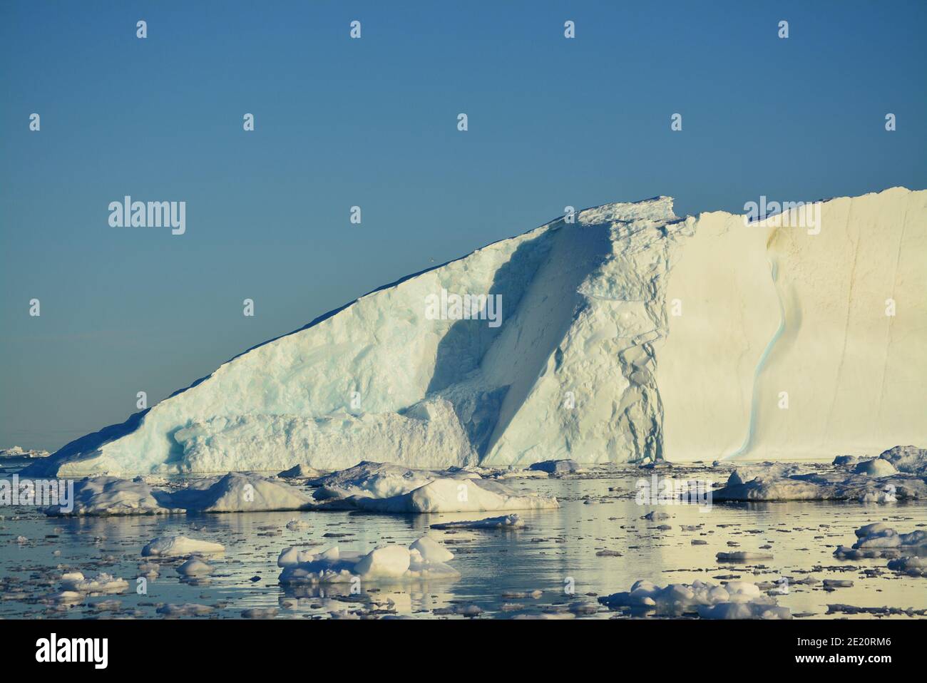 Enormi iceberg nella baia di Disko, Ilulissat icefjord al sole di mezzanotte nel mese di luglio, patrimonio mondiale dell'UNESCO influenzato dal cambiamento climatico Foto Stock