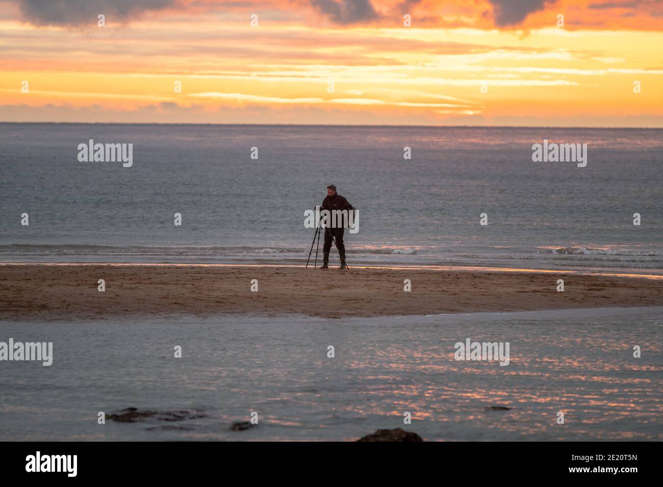 Fotographert fotografare il tramonto sulla spiaggia Foto Stock