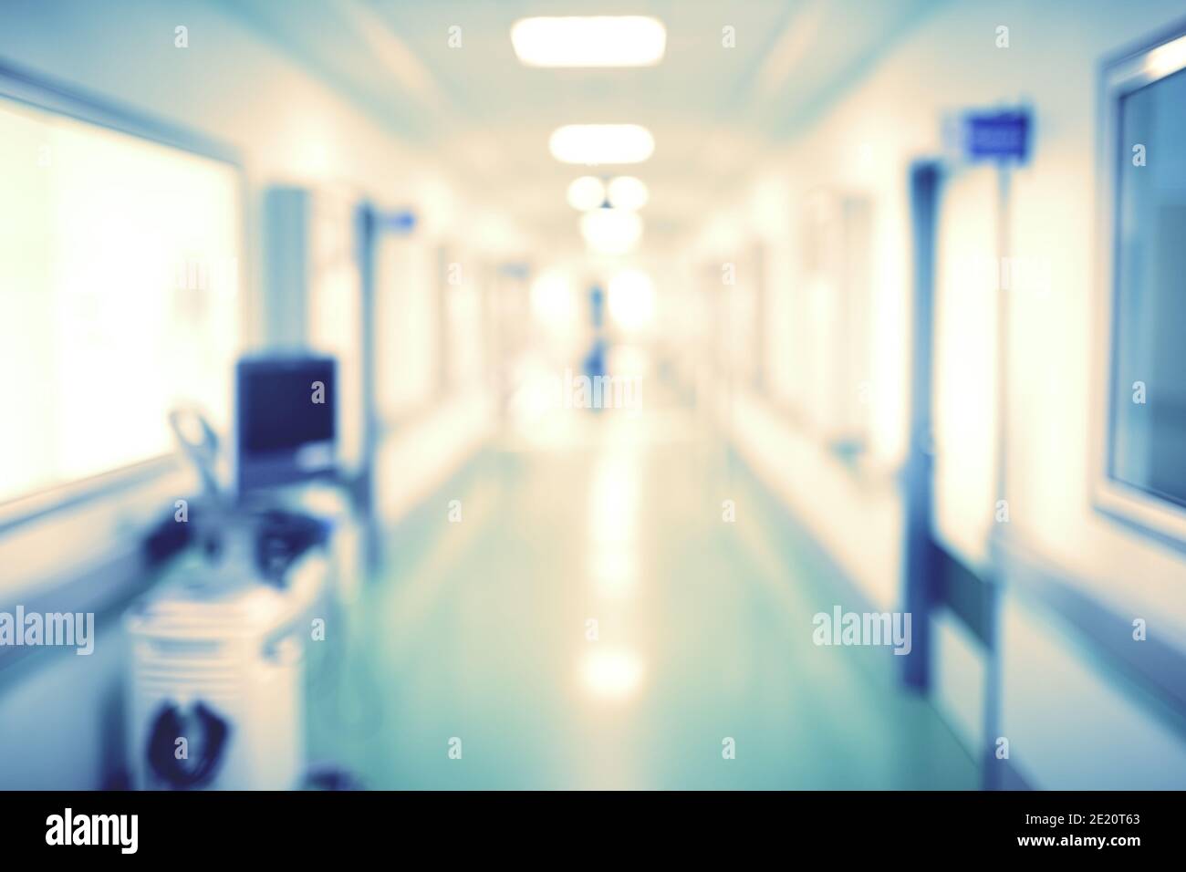 Corridoio dell'ospedale con attrezzatura, sfondo non focalizzato. Foto Stock