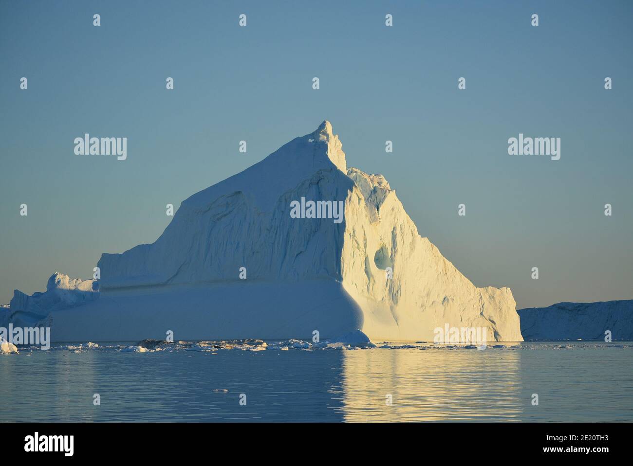 Enormi iceberg nella baia di Disko, Ilulissat icefjord al sole di mezzanotte nel mese di luglio, patrimonio mondiale dell'UNESCO influenzato dal cambiamento climatico Foto Stock