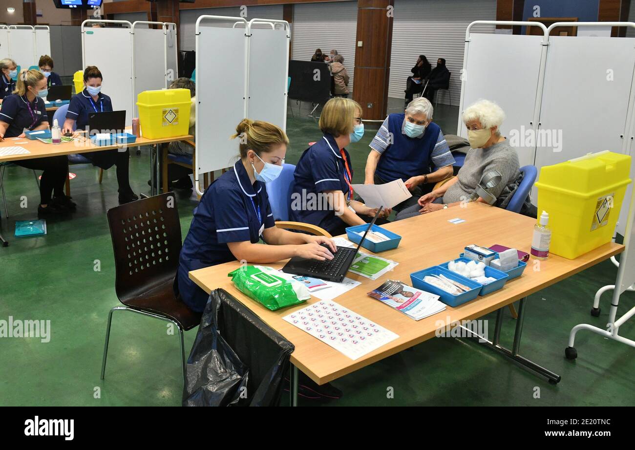 I membri del pubblico, che stanno per ricevere le vaccinazioni di Covid-19, Siediti con il personale del centro di vaccinazione di massa dell'NHS che è stato istituito nei terreni dell'Epsom Race Course a Surrey e che è uno dei sette che si apre oggi mentre il governo britannico continua ad accelerare il programma di vaccinazione contro Covid-19. Foto Stock