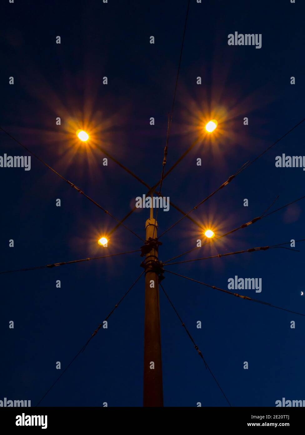 Lampada con linee aeree di contatto per filobus di notte Foto Stock
