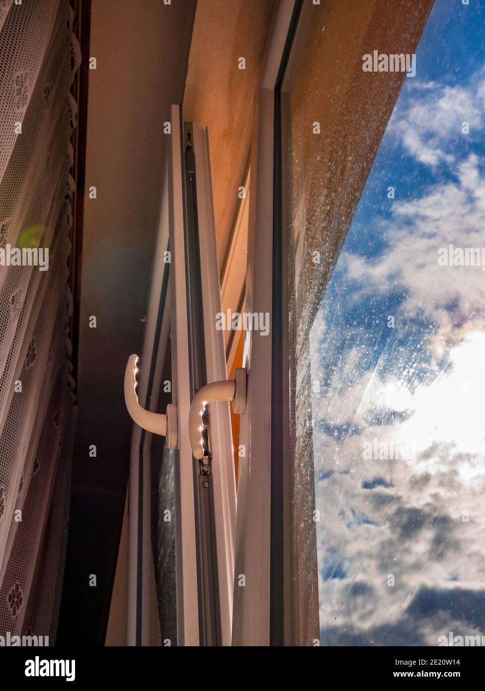 Ventilazione aperta con finestra in plastica bianca Foto Stock