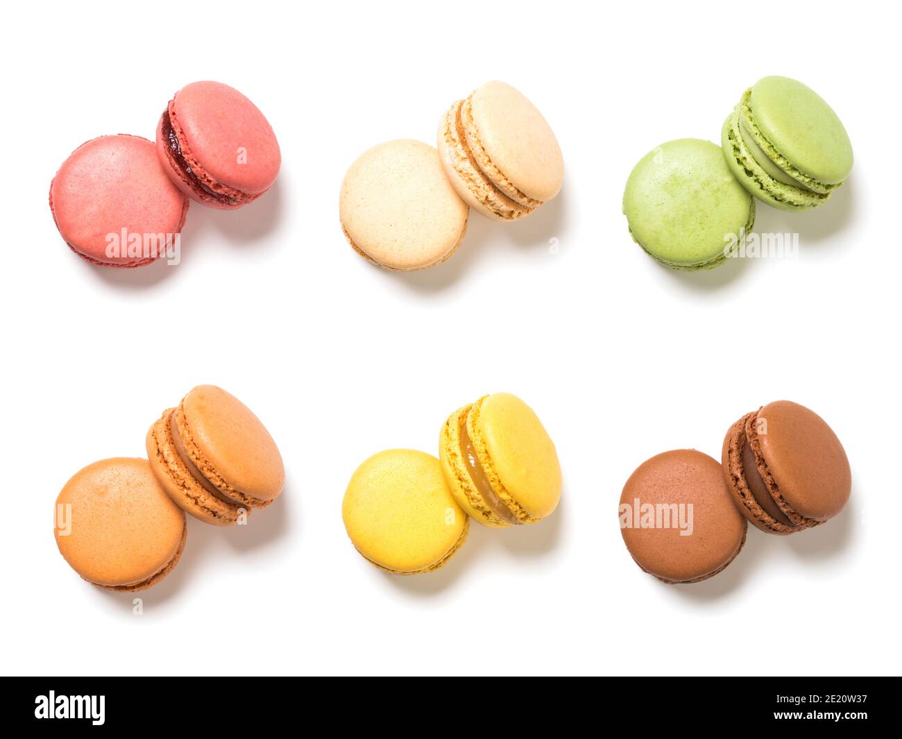 Assortimento di pasticceria francese macarons vista ad alto angolo isolato su backgrond bianco, Macaroon varietà di sei sapori. Dolce cibo gourmet dessert. Foto Stock