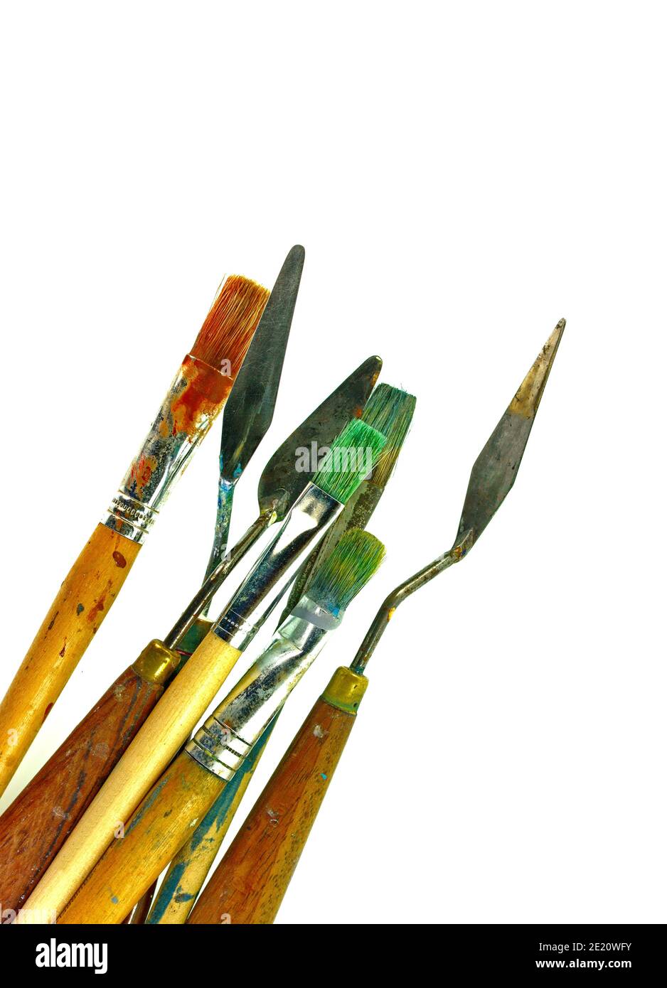 Set di vari strumenti di pittura, coltelli e pennelli isolati su sfondo bianco. Foto Stock