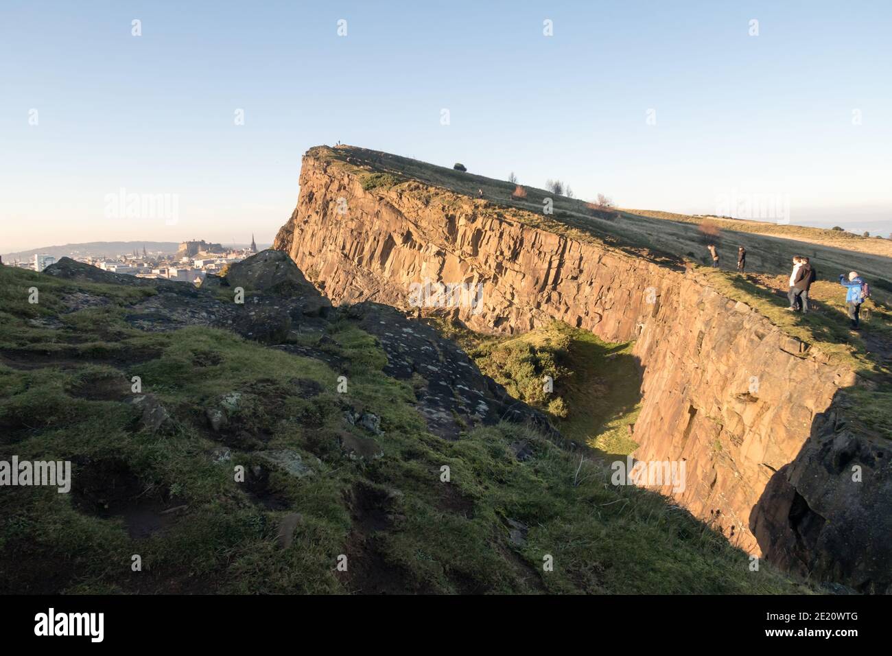 Una vista panoramica della capitale della Scozia, Edimburgo, dai Salisbury Crags. Foto Stock